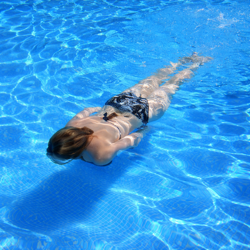 destination , eau bleu, femme qui nage